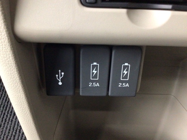 【USBポート】USBポートも装備されています、スマートフォンの充電やオーディオに連携も可能です、今や欠かせない装備の一つです！