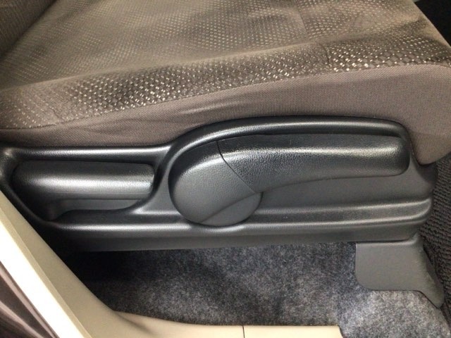 【前席】運転席にはシート高を調整できるハイトアジャスターが装備され、幅広いシートポジションの設定が可能になっております♪