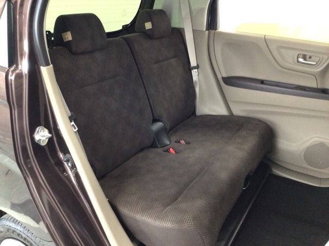 【後席】後席のお足元もとっても広いですよ！更に後席もスライドが可能ですので、おかけになられる方の体格やお荷物量に合わせてスペースを調整できます♪後席シートも乗り心地OK！ゆったり乗れます♪