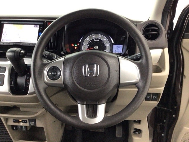 【ハンドル】手元でオーディオの操作ができる便利なステアリングリモコンが装備されてます♪視線を大きく移動させずにすむので、安全にも繋がります♪