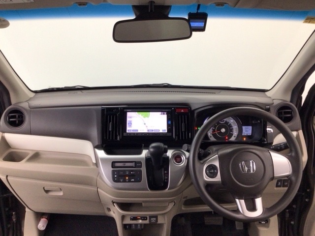 【前方視界】開放的な前方視界！運転がしやすく疲れにくいです♪窓が大きく、見通しがとっても良いおクルマですよ♪