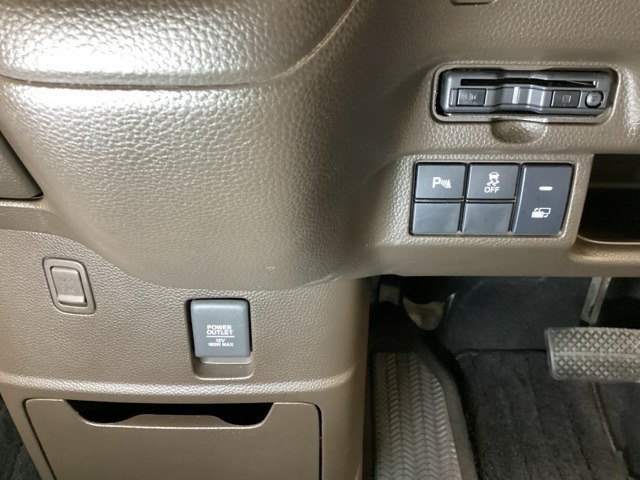 ハンドルの左下にETCとHondaセンシング用のVSA（ABS＋TCS＋横滑り抑制）解除のメインスイッチなどがついてます。高速道路の料金所の通過も楽々です。カードの取り出しもしやすい場所についてます。