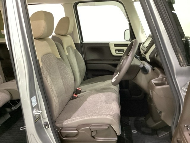 女性でも運転がしやすいように、シートの高さ調整機能（シートリフター）がついています。運転席と助手席の間が空いている為、助手席側への移動がスムーズです。交通量の多い道でも助手席側から乗り降りができます。