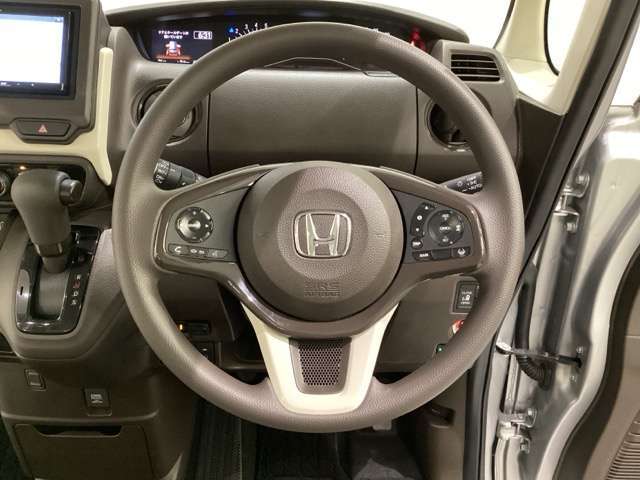 ハンドルにHondaセンシング系のクルーズコントロールやレーンキープアシストなどのスイッチと、オーディオの操作スイッチが装備されています。ハンドルから手を離さず安全に操作できます。