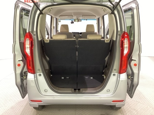 開口部も広く荷物の積み下ろしもしやすいお車となっております。シートの背もたれは5：5の割合で背もたれを可倒でき、前後のシートスライドもできるので荷室をひろげることができます。