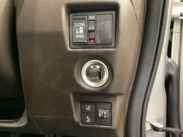 左側電動スライドドアは運転席から操作ができます。ヘットライトリベライザーとHondaセンシング用のレーンキープアシストシステムなどのメインスイッチも装備しています。