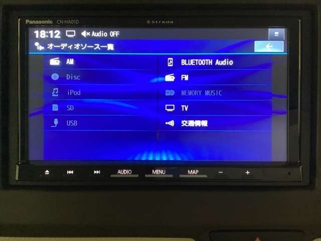ナビゲーションはフルセグTV、メモリーナビ（社外品）を搭載しています。Bluetoothオーディオ機能がありますので、スマートフォンなどの音楽も再生できます。