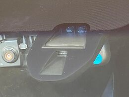 【シティブレーキアクティブシステム】低速走行中に前方の車両等を認識し、衝突しそうな時は警報とブレーキで衝突回避と被害軽減をアシスト。より安全にドライブをお楽しみいただけます。
