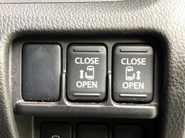 【両側パワースライドドア】スマートキーや運転席のスイッチで後席両側スライドドアの開閉が可能♪電動だから力を入れてドアを開ける必要が無く、小さなお子様でも簡単に開け閉めでき快適です♪