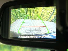 【バックカメラ】駐車時に後方がリアルタイム映像で確認できます。大型商業施設や立体駐車場での駐車時や、夜間のバック時に大活躍！運転スキルに関わらず、今や必須となった装備のひとつです！