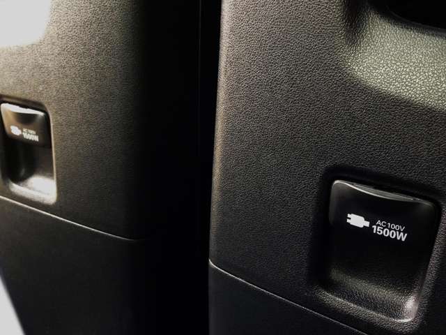 2列目シートひざ元には便利な1500W対応100Vコンセントがそれぞれ付いています！
