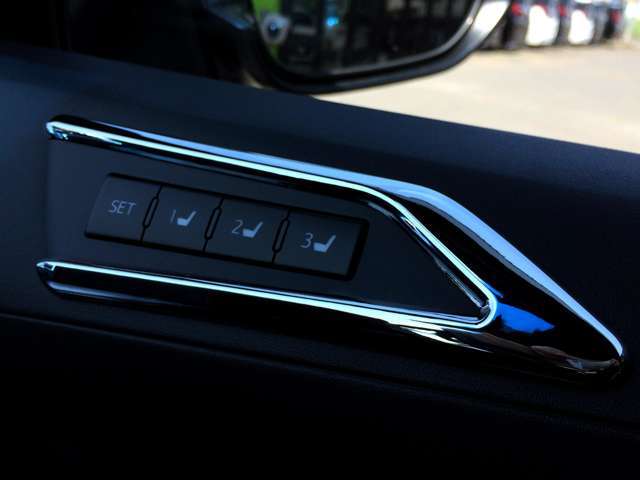 お気に入りポジション3名様分のシートポジションを登録しておける、運転席メモリーパワーシート！