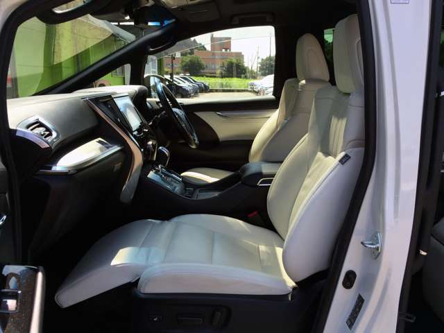 助手席、白革オットマン付きパワーシート！　運転席は、エンジン始動と同時に、登録したベストシートポジションへ自動的に移動してくれる、メモリー機能付きパワーシートです！