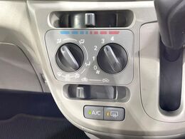 寒い冬も暑い夏も全席に快適な空調を届けてくれる、ダイヤル式エアコンを装備♪