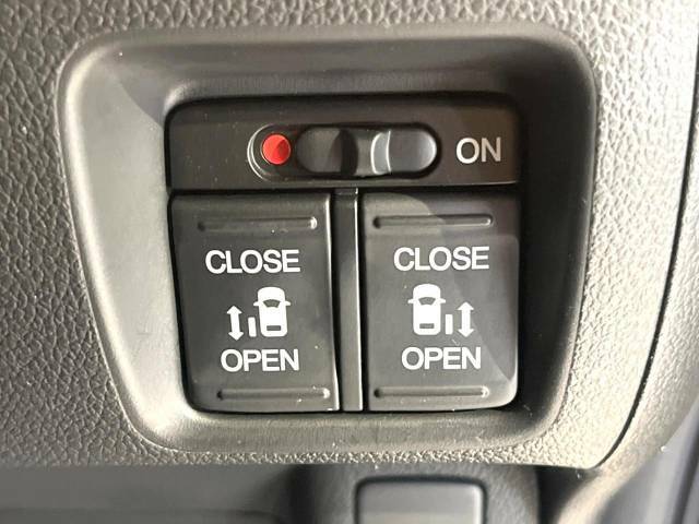 【問合せ：0749-27-4907】【両側パワースライドドア】スマートキーや運転席のスイッチで後席両側スライドドアの開閉が可能♪電動だから力を入れてドアを開ける必要が無く、簡単に開け閉めできます！