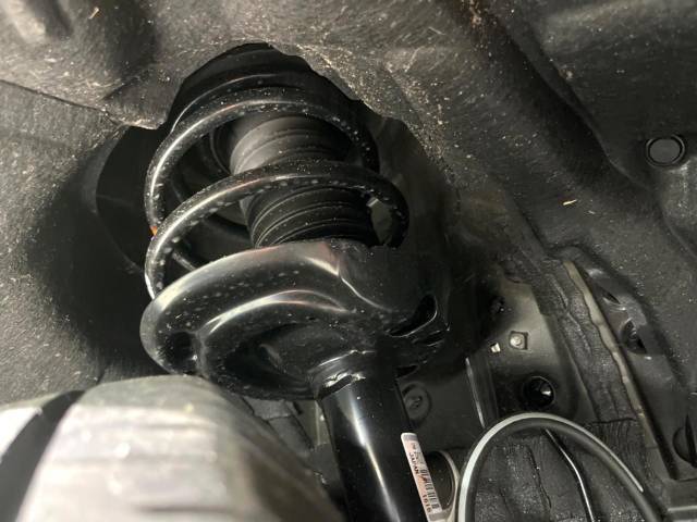 お車を安心してお乗りいただく為には、足回りの定期点検が欠かせません。サービスサポート（有償保証）では無料点検もご提供しており、安心のカーライフをお過ごしいただけるサポート体制が整っています。