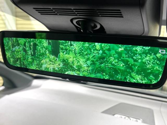 【デジタルインナーミラー】後席の大きな荷物や同乗者で後方が確認しづらい時でも安心！カメラが撮影した車両後方の映像をルームミラー内に表示。クリアな視界で状況の確認が可能です！