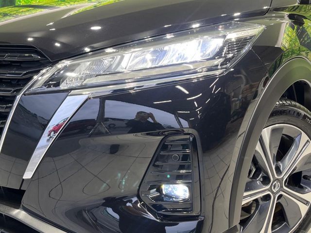 【LEDヘッドライト】悪天候や夜間走行時も良好な視界を確保し安心して運転できる高輝度LEDヘッドライトを装備！点灯速度が早く、消費電力も抑えられています。