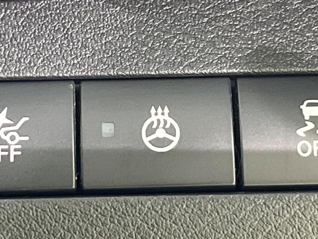 【ステアリングヒーター】冬場に冷たくなりやすい革巻きステアリングを、スイッチ一つで素早く適温に！エアコンよりも早く温まってくれるので、寒い日の運転も快適になりますね♪