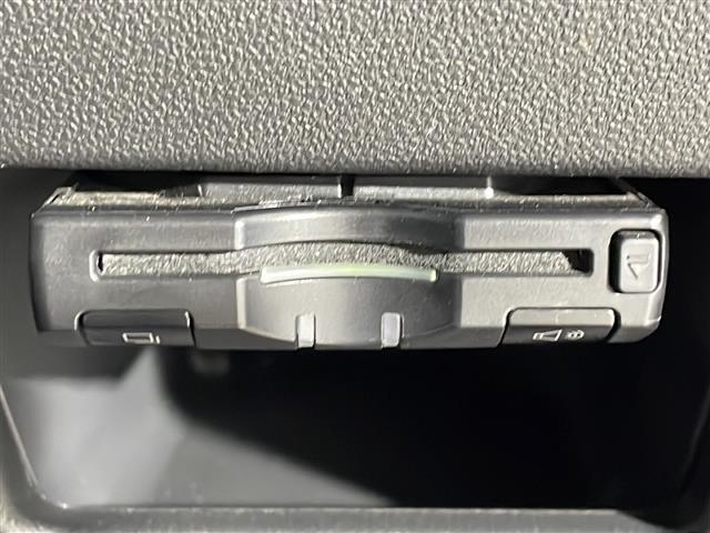 【ETC】有料道路を利用する際に料金所で停止することなく通過できる、ETC車載器（ノンストップ自動料金収受システム機器）が装備されています。セットアップを行うことで利用可能になります。