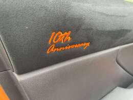 運転席と助手席ドアトリムのショルダーパッド部に10周年記念刺繍が施されております！こちらもオレンジ色の刺繍となっており、その他の特別装備との統一感があります！限定車ならではのコダワリが詰まった車です。