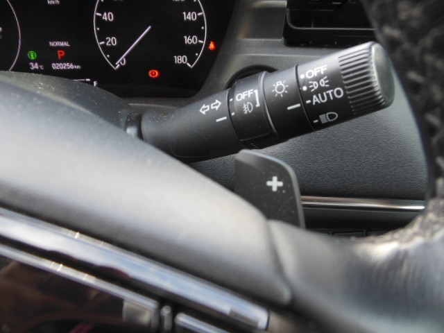 オートヘッドライト標準装備です。車外の明るさに応じて自動的にヘッドライトの点灯・消灯をしてくれます。トンネルの出入り口などで活躍してくれます。