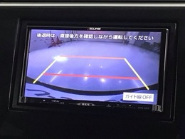 リバースギアに入れるだけで後方の表示へ切り替わります。夜間や雨の日の駐車も楽になりますよ。