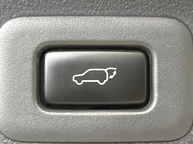 【パワーバックドア】スマートキーや運転席のボタンを押すだけでリアゲートが自動で開閉します！荷物を持っている時や、高い位置にあるバックドアを閉める際に便利な機能です♪
