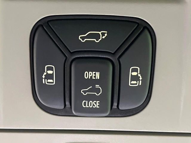 【両側パワースライドドア】スマートキーや運転席のスイッチで後席両側スライドドアの開閉が可能♪電動だから力を入れてドアを開ける必要が無く、小さなお子様でも簡単に開け閉めでき快適です♪