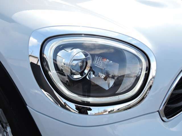 LEDヘッドライト＆フロントフォグランプ。キセノンライトに比べて明るさと照射範囲が向上し、消費電力も低減のため省燃費にに貢献。周囲のリング部分はデイライトとして日中ヘッドライトOFF時も点灯します。