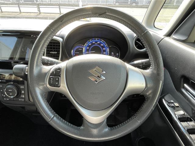 こちらはハンドルの写真です。中古車なので、若干の使用感はありますが、破損、不具合等はありません。ユーザー様から買取した車両を、一台一台チェックして問題のない車両を珪砂しております。ご安心ください。