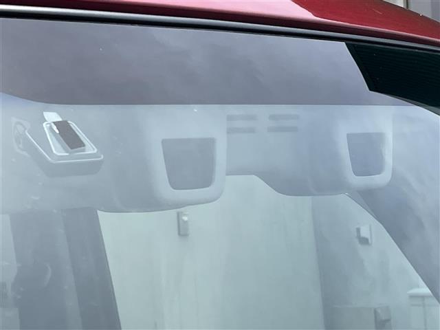 こちらドライブレコーダーの写真になります。昨今、車に必須な装備になってます！大事があったときにしっかり記録されます。駐車監視機能がついている機種もありますので、盗難防止にも一役買ってます！
