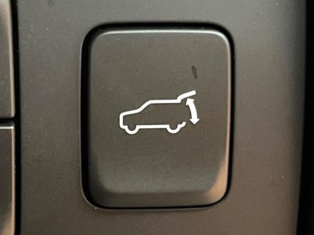 【パワーバックドア】スマートキーや運転席のボタンを押すだけでリアゲートが自動で開閉します！荷物を持っている時や、高い位置にあるバックドアを閉める際に便利な機能です♪