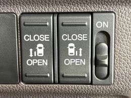 【両側パワースライドドア】スマートキーや運転席のスイッチで後席両側スライドドアの開閉が可能♪電動だから力を入れてドアを開ける必要が無く、小さなお子様でも簡単に開け閉めでき快適です♪