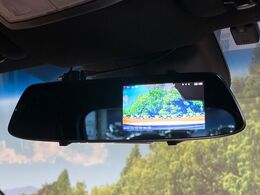 【デジタルインナーミラー】後席の大きな荷物や同乗者で後方が確認しづらい時でも安心！カメラが撮影した車両後方の映像をルームミラー内に表示。クリアな視界で状況の確認が可能です！