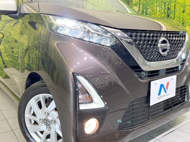 【LEDヘッドライト】悪天候や夜間走行時も良好な視界を確保し安心して運転できる高輝度LEDヘッドライトを装備！点灯速度が早く、消費電力も抑えられています。