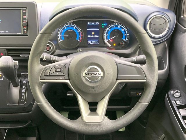 インテリアに合わせたデザインのステアリングは、運転される方のことも考え、運転しやすい形状、大きさです。是非一度、実際に触ってお確かめください。