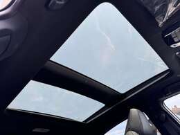 【ガラスルーフ】開放感たっぷりのガラスルーフが装着されています！車内に明かりを取り入れたり景色を楽しむのに、最適です！また、車内には遮光シェードが装備されておりますので、夏の暑い日でも快適に使えます！