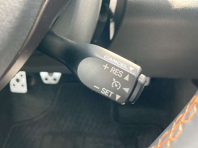 【クルーズコントロール】高速道路などでアクセルから足を離しても一定の速度をキープ♪アクセルを踏み続ける必要がないので、ストレスなく長時間走行が出来ます！
