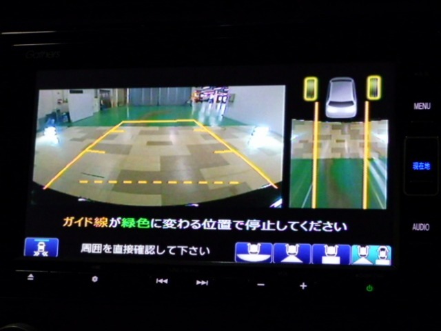 【バックカメラ】運転が苦手な方も車庫入れラクラクです！ギアをリバースに入れれば自動的にモニターが切り換わりますので、面倒な操作は不要です。狭い駐車場もお車を傷つけず安心です！