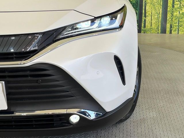 【LEDヘッドライト】悪天候や夜間走行時も良好な視界を確保し安心して運転できる高輝度LEDヘッドライトを装備！点灯速度が早く、消費電力も抑えられています。