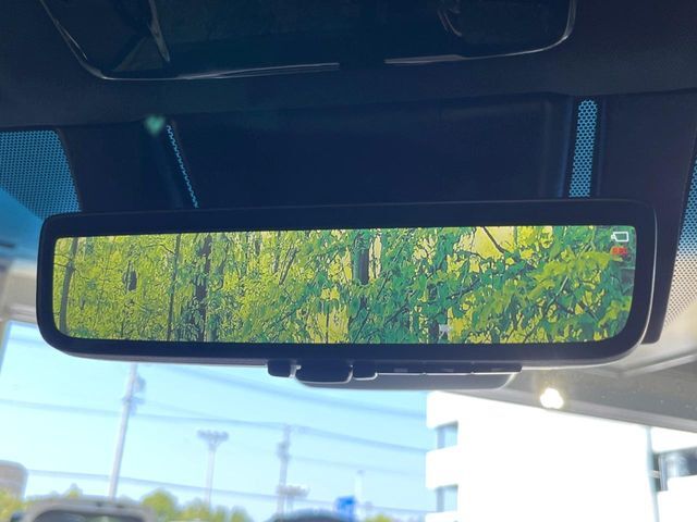【デジタルインナーミラー】後席の大きな荷物や同乗者で後方が確認しづらい時でも安心！カメラが撮影した車両後方の映像をルームミラー内に表示。クリアな視界で状況の確認が可能です！