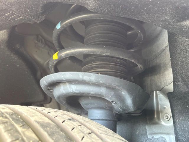お車を安心してお乗りいただく為には、足回りの定期点検が欠かせません。サービスサポート（有償保証）では無料点検もご提供しており、安心のカーライフをお過ごしいただけるサポート体制が整っています。