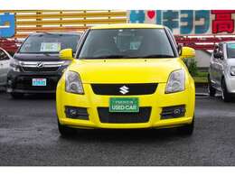 正面からのスイフトです！フロントグリルのスズキエンブレムがワンポイントでスタイルもまとまっていて、老若男女に人気のお車です！