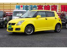 左斜め前からのスイフトです！2007年ジュニア世界ラリー選手権でチャンピオン獲得に記念の1台！スタイルもかっこよくおすすめの一台です！
