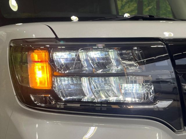 【LEDヘッドライト】悪天候や夜間走行時も良好な視界を確保し安心して運転できる高輝度LEDヘッドライトを装備！点灯速度が早く、消費電力も抑えられています。