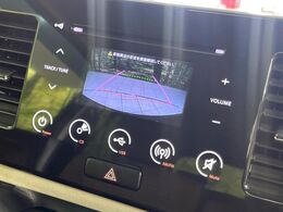 【バックカメラ】駐車時に後方がリアルタイム映像で確認できます。大型商業施設や立体駐車場での駐車時や、夜間のバック時に大活躍！運転スキルに関わらず、今や必須となった装備のひとつです！