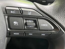 【レーダークルーズコントロール】高速道路での長距離走行が楽に！！自動で速度を保つクルーズコントロールが、衝突軽減システムと連携し、前方の車両を感知して車間を保つように速度調節してくれます！！