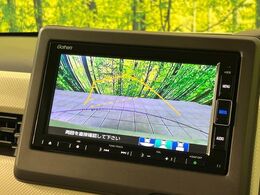 【バックカメラ】駐車時に後方がリアルタイム映像で確認できます。大型商業施設や立体駐車場での駐車時や、夜間のバック時に大活躍！運転スキルに関わらず、今や必須となった装備のひとつです！