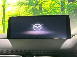 【10.25インチマツダコネクト】車内の雰囲気にマッチした大型ディスプレイ。スマホ接続でのナビ使用やBluetooth再生等、様々な機能が楽しめます。直感的なダイヤル操作が可能で、使い勝手も良好です。